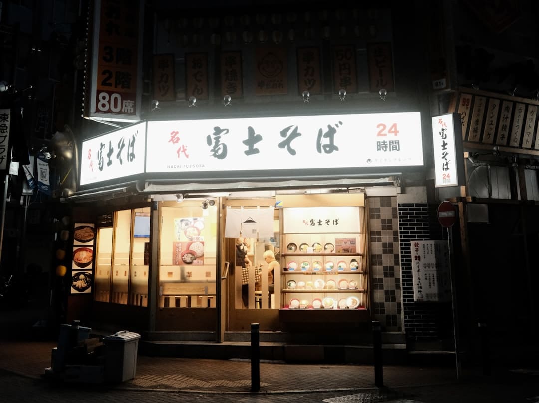 双雄+AI，《捕风追影》演绎“新港片”